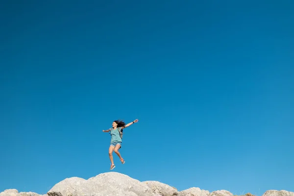 Girl Jumping Blue Sky Joyful Young Girl Jumping Top Mountain — ストック写真