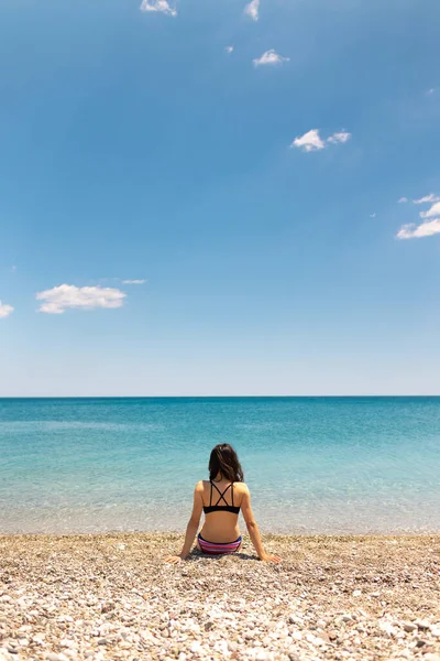 Menina Está Tomando Sol Praia Mulher Está Descansando Costa Mar — Fotografia de Stock