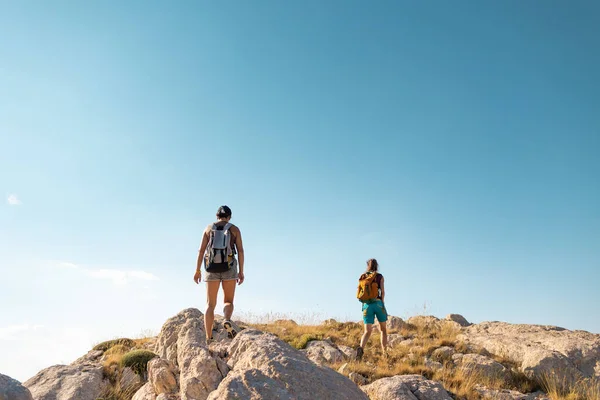 Two Girls Backpacks Walk Mountain Path Trekking Vacation Adventure Climbing — Stockfoto