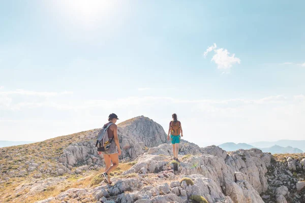 Twee Meisjes Met Rugzakken Lopen Een Bergpad Trekking Vakantie Avontuur — Stockfoto