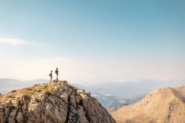 Two Girls Backpacks Stand Top Mountain Hiking Adventure Vacation Climbing — Fotografia de Stock