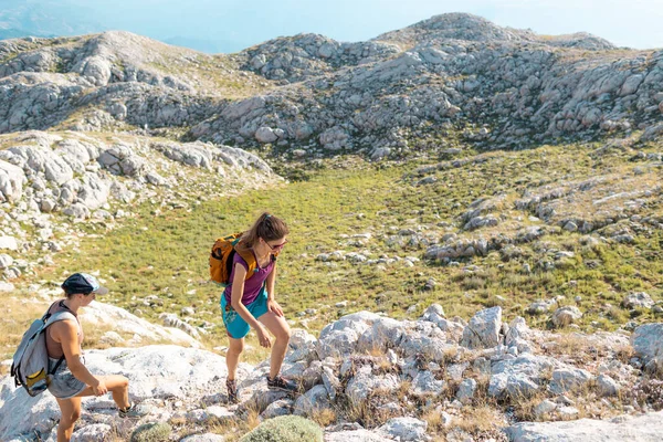 Two Girls Backpacks Walk Mountain Path Trekking Vacation Adventure Climbing — Φωτογραφία Αρχείου