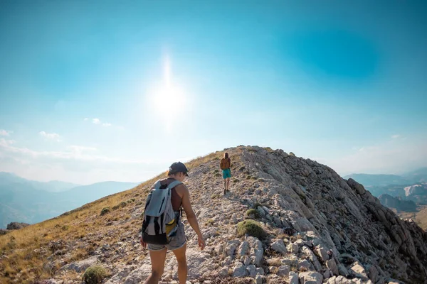 Two Girls Backpacks Walk Mountain Path Trekking Vacation Adventure Climbing — Fotografia de Stock