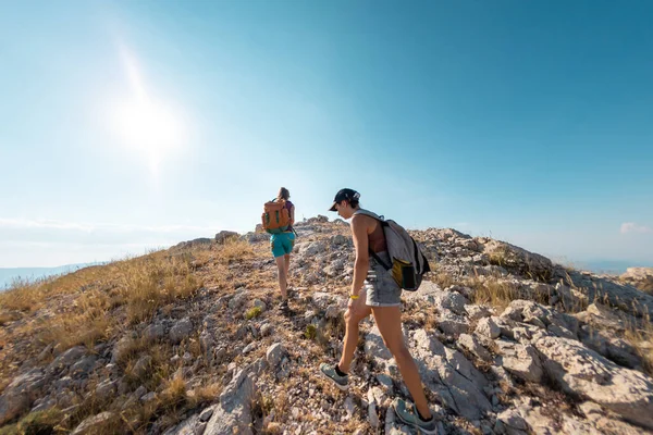 Two Girls Backpacks Walk Mountain Path Trekking Vacation Adventure Climbing — Fotografia de Stock