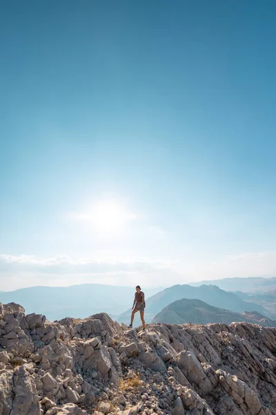 Girl Walks Mountain Road Blue Sky Mountains Travel Adventure Mountains — Fotografia de Stock