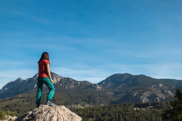 Young Woman Climbed Top Mountain Looks Valley Hiking Mountains Success — Fotografia de Stock