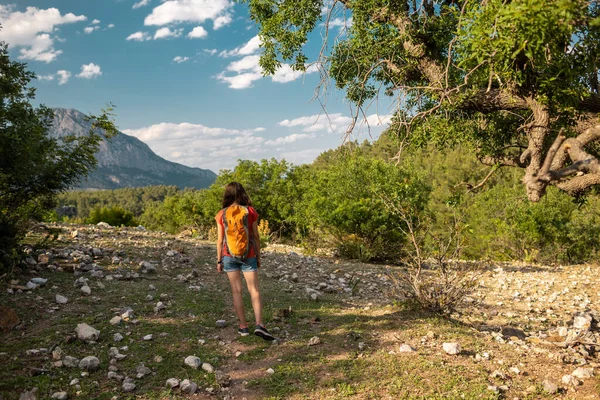 Ένα Κορίτσι Σακίδιο Περπατά Κατά Μήκος Ενός Ορεινού Δρόμου Μια — Φωτογραφία Αρχείου