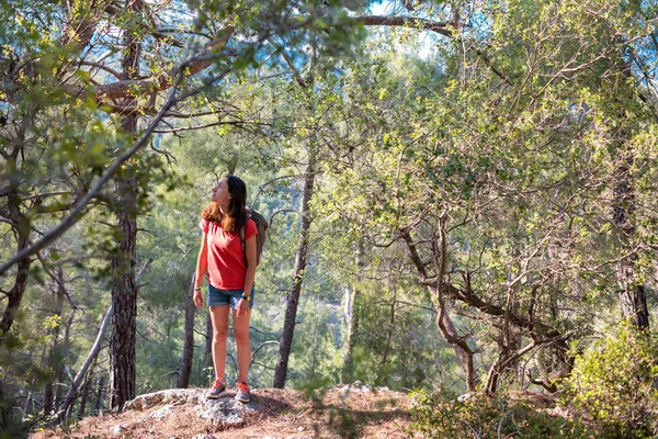 Χαμογελαστό Κορίτσι Περπατά Μέσα Στο Δάσος Ένα Σακίδιο Πεζοπορία Στα — Φωτογραφία Αρχείου