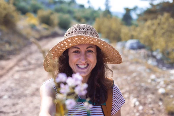 Una Chica Con Sombrero Paja Sostiene Ramo Flores Silvestres Sus — Foto de Stock