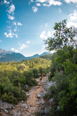 Sırt çantalı iki kız dağ yolunda yürüyorlar, güzel bir dağ ve gökyüzünün zeminine karşı kadınlar, dünyanın güzel yerlerinde bir yolculuk, Türkiye 'ye seyahat