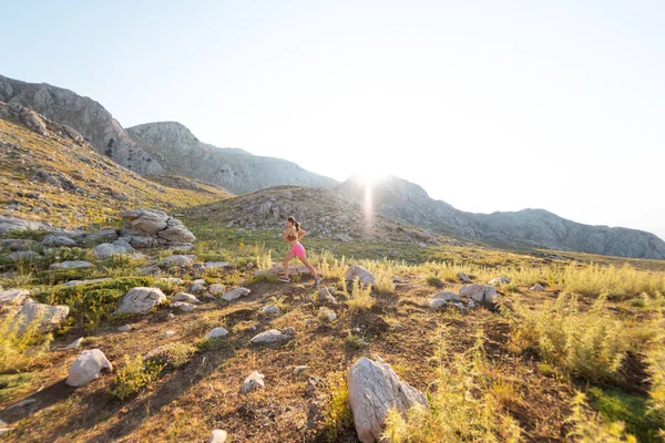 Γυναίκα Δρομέας Τρέχει Μέσα Από Όμορφα Βουνά Τρέχει Στα Βουνά — Φωτογραφία Αρχείου