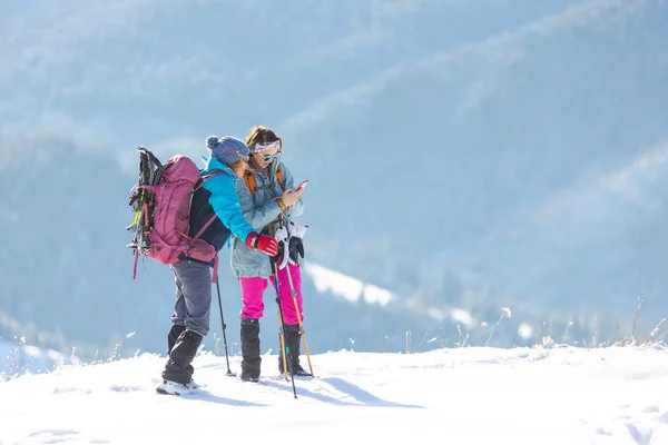 Duas Mulheres Topo Uma Montanha Com Smartphone Duas Amigas Trekking — Fotografia de Stock