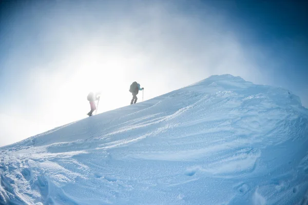 Σκαρφαλώνοντας Ένα Χιονισμένο Βουνό Κατά Διάρκεια Χιονοθύελλας Δύο Γυναίκες Κατά — Φωτογραφία Αρχείου