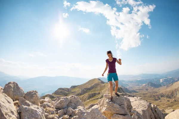 Girl Walks Ridge Mountain Background Sky Mountains Mountain Run Travel — Stockfoto