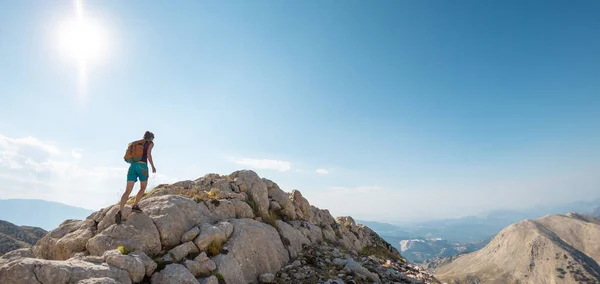 Girl Walks Ridge Mountain Background Sky Mountains Mountain Run Travel — Fotografia de Stock