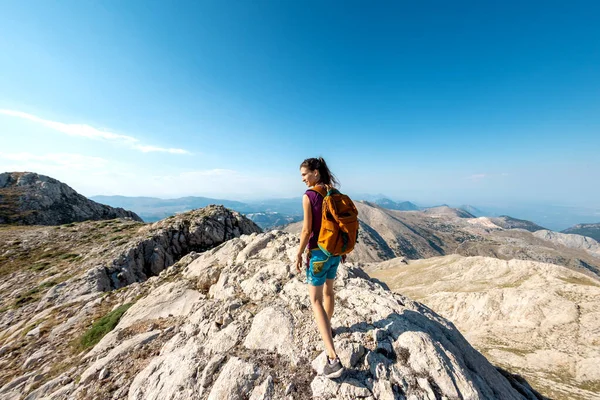 Girl Walks Ridge Mountain Background Sky Mountains Mountain Run Travel — Fotografia de Stock