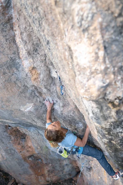 Menina Sobe Rocha Escalada Turquia Menina Esportiva Está Envolvida Escalada — Fotografia de Stock