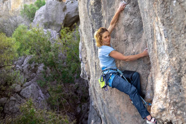 Dívka Leze Skálu Horolezectví Turecku Sportovní Dívka Zabývá Horolezectví — Stock fotografie