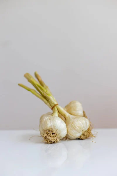 Three Heads Garlic White Table Bunch Young Garlic Spices —  Fotos de Stock