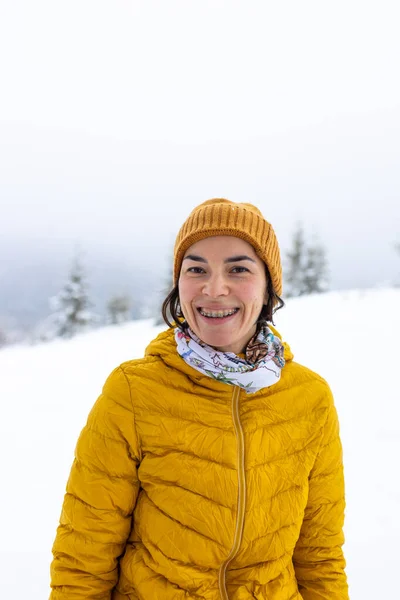 Усміхнена Жінка Брекетами Зубах Портрет Дівчини Тлі Зимових Гір Засніжених — стокове фото