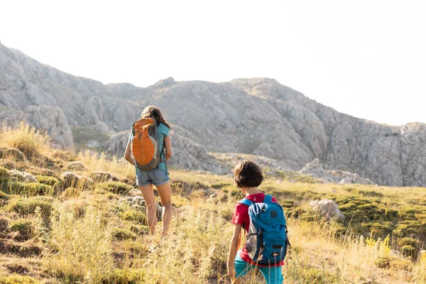 Mother Child Hike Walk Road Backdrop Mountains Blue Sky Hiking — Stock Fotó