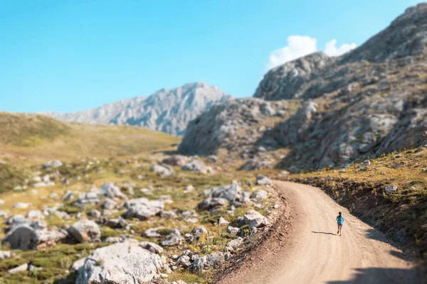 Girl Runner Runs Mountain Road Backdrop Mountains Blue Sky Skyrunning — 스톡 사진