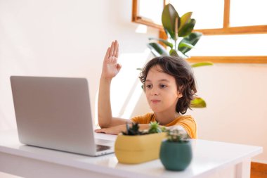 Çocuk evde video öğretmeniyle, evde, evde, uzaktan öğrenme, çevrimiçi eğitim, çevrimiçi ders alan çocuk, uzaklık eğitimi ve internet üzerinden öğrenim görüyor.