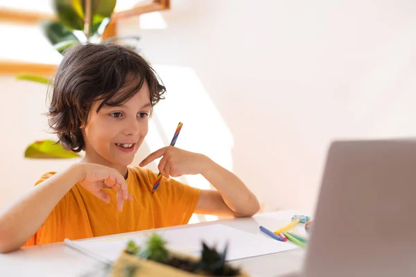 Menino Criança Está Usando Laptop Estudar Line Com Vídeo Chamada — Fotografia de Stock
