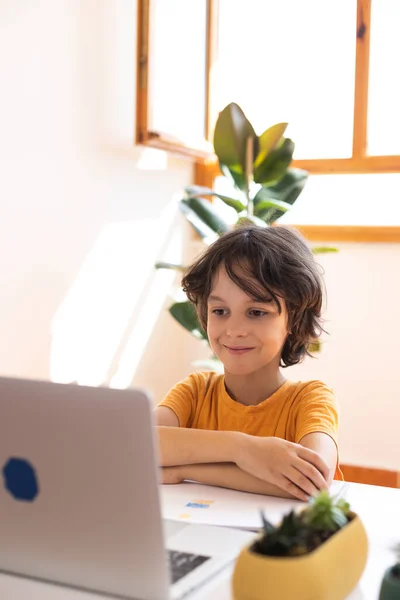 Gyermek Fiú Használ Egy Laptop Tanulni Online Video Call Tanár — Stock Fotó