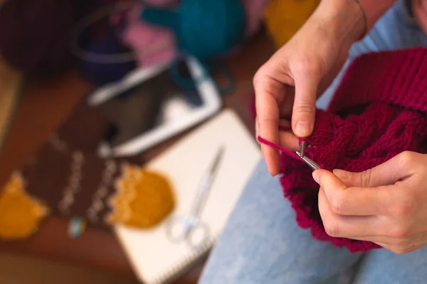 Vrouw Breien Vrouwelijke Handen Close Een Vrouw Bezig Met Handwerk — Stockfoto