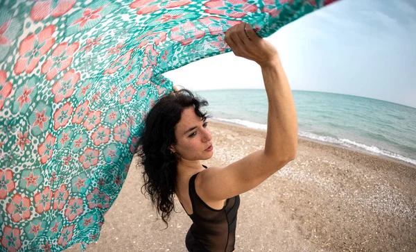 Женщина Держит Головной Платок Над Головой Ветер Дует Шаль Портрет — стоковое фото