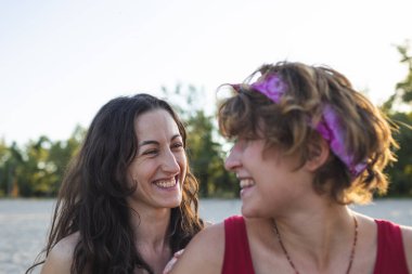 Sevimli lezbiyen bir çiftin portresi. İki kız birbirlerine bakıyorlar. Aşk ve tutum. LGBT kavramı