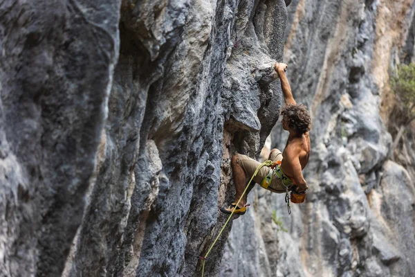 Rock Climber Climbs Rock Strong Man Overcomes Difficult Route Relaxation — Stok fotoğraf
