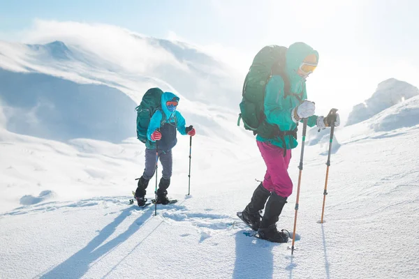 Två Kvinnor Går Snöskor Snön Vintervandring Två Personer Bergen Vintern — Stockfoto