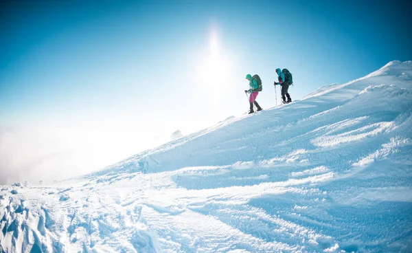 Two Girls Walk Mountain Path Snowshoes Walking Snow Hiking Mountains — 스톡 사진