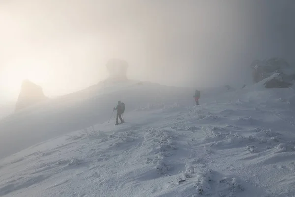 Two Women Climbed Top Mountain Fog Winter Trekking Two Girlfriends — Fotografia de Stock