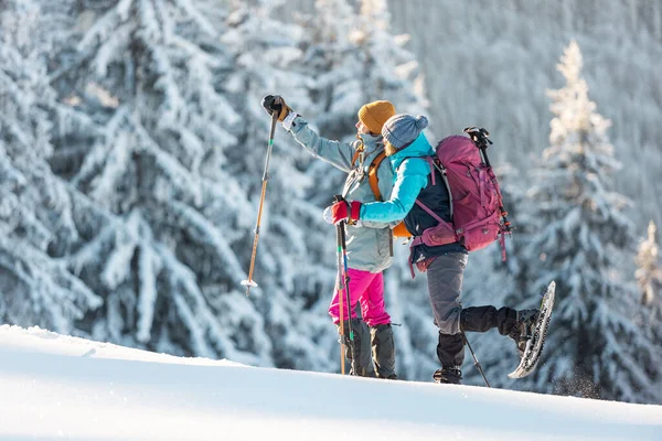 Dvě Ženy Chodí Sněhu Zimní Trekking Dva Lidé Horách Zimě — Stock fotografie