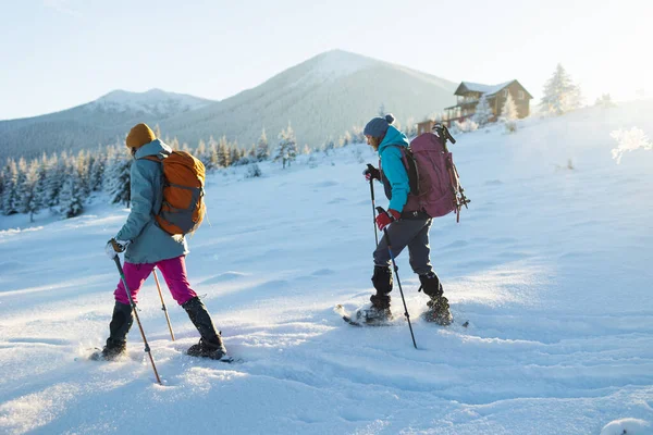 여자가 구두를 여행을 겨울에 장비를 등산을 있습니다 — 스톡 사진