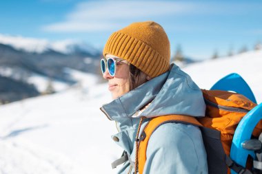 Kışın dağlarda genç bir kızın portresi