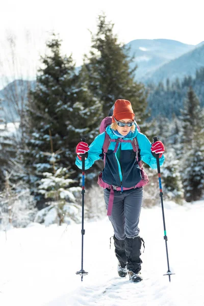 Mladá Dívka Batohem Zimní Túře Prochází Sněhem Trekking Horách — Stock fotografie