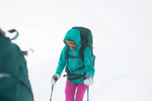 Uma Mulher Caminha Com Sapatos Neve Neve Trekking Inverno Uma — Fotografia de Stock