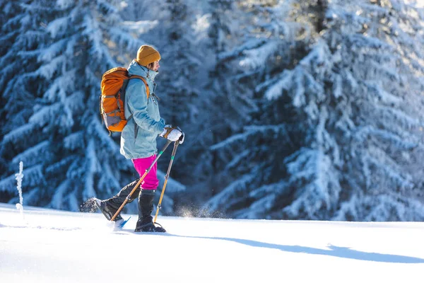 Kobieta Chodzi Śnieżnych Butach Śniegu Zimowe Trekking Osoba Górach Zimą — Zdjęcie stockowe