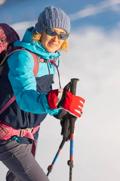Una Mujer Camina Raquetas Nieve Nieve Trekking Invierno Una Persona — Foto de Stock