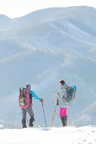 Dwie Dziewczyny Stoją Szczycie Góry Wędrówka Zimą — Zdjęcie stockowe