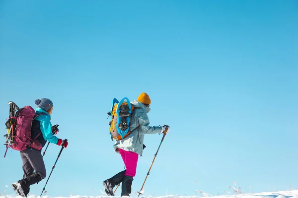 Two Girls Walk Mountain Path Snowshoes Walking Snow Hiking Mountains — Zdjęcie stockowe