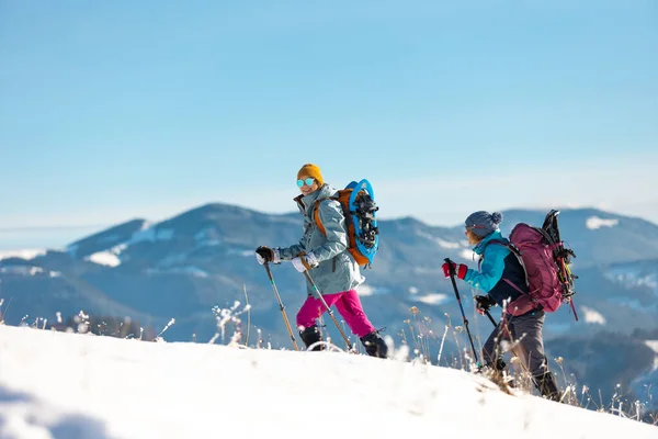 Dos Mujeres Caminan Través Nieve Una Caminata Invierno Dos Las — Foto de Stock