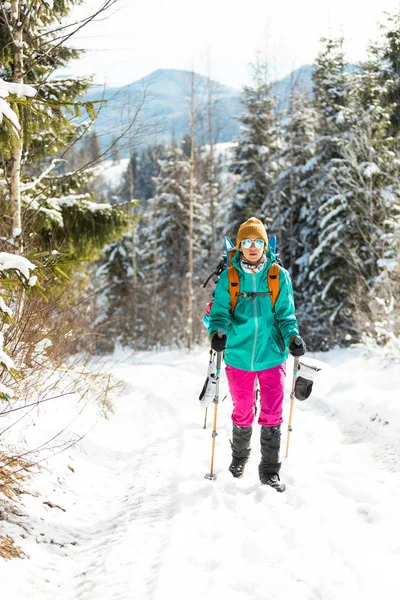 Una Ragazza Con Uno Zaino Durante Escursione Invernale Cammina Attraverso — Foto Stock