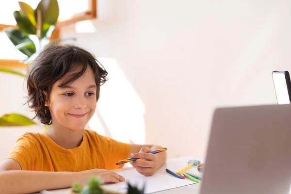 Kind Jongen Met Behulp Van Een Laptop Online Studeren Met — Stockfoto