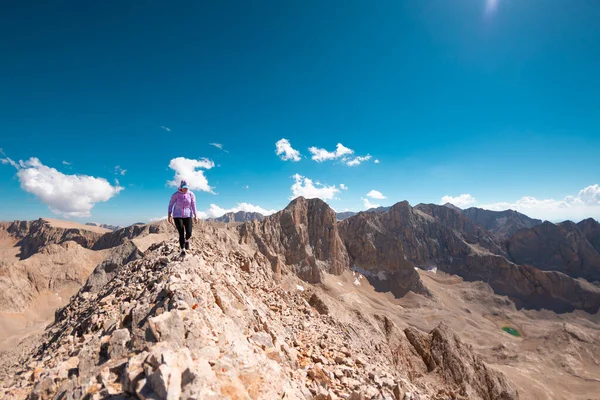 Alpinista Vai Uma Encosta Montanha Uma Menina Com Uma Mochila — Fotografia de Stock