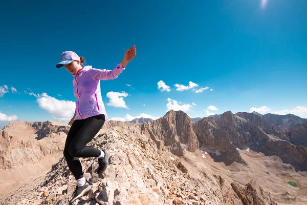 Alpinista Vai Uma Encosta Montanha Uma Menina Com Uma Mochila — Fotografia de Stock